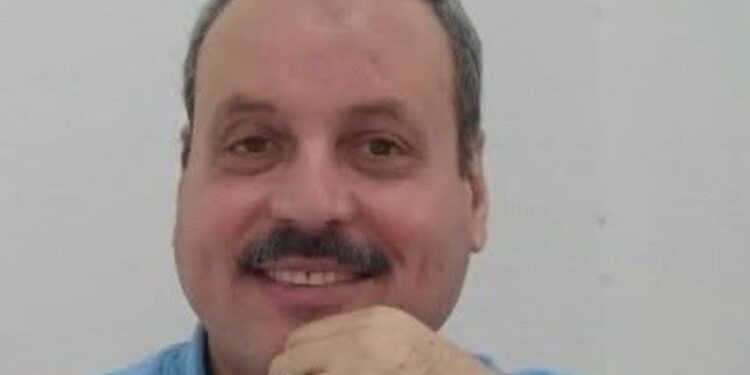 الدكتور محمد الجنايني بين سماعة الطبيب وأضواء الكاميرا