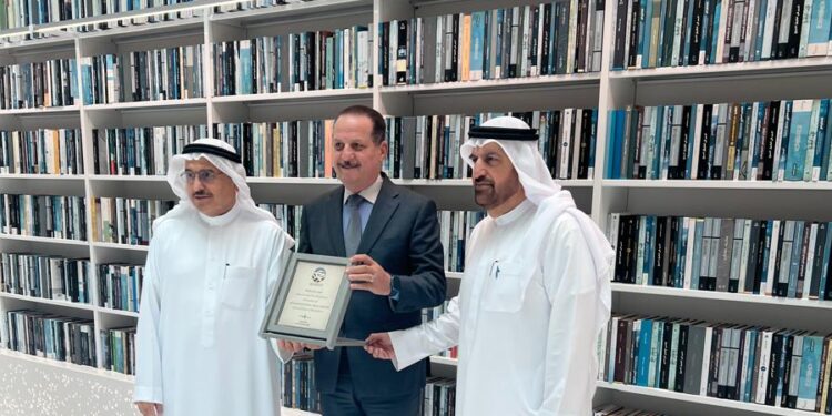 المجلس الأعلى للثقافة يتوّج في دبي: العزازي يتسلم درع تكريم المؤسسات الداعمة للجوائز العربية