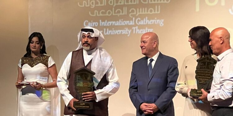 الجمعان مكرما في ملتقى القاهرة الدولي للمسرح الجامعي