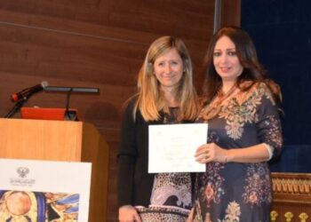 على هامش افتتاح المتحف الكبير.. رانيا يحيى تكرم عالمة الآثار الإيطالية كاروزى بالأكاديمية المصرية بروما