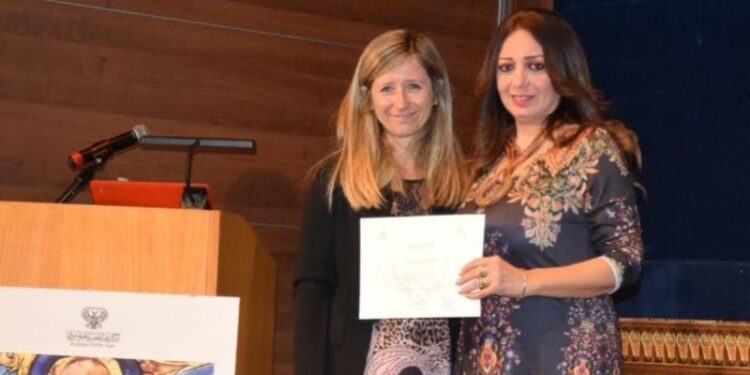 على هامش افتتاح المتحف الكبير.. رانيا يحيى تكرم عالمة الآثار الإيطالية كاروزى بالأكاديمية المصرية بروما