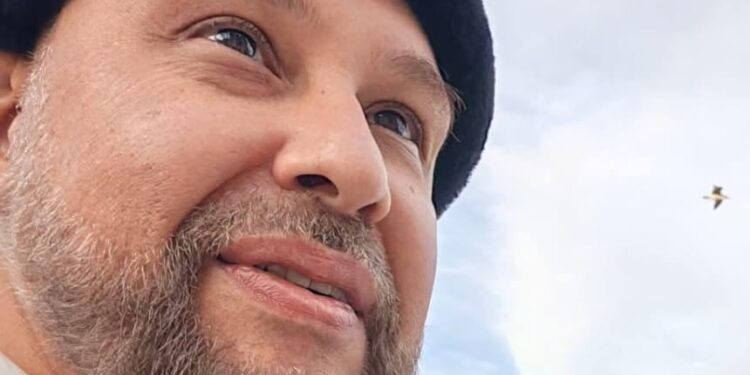 الفنان عبدالله الكاتب يكتب رأيه بصراحة: هشام نزيه ليس افضل موسيقى فى مصر