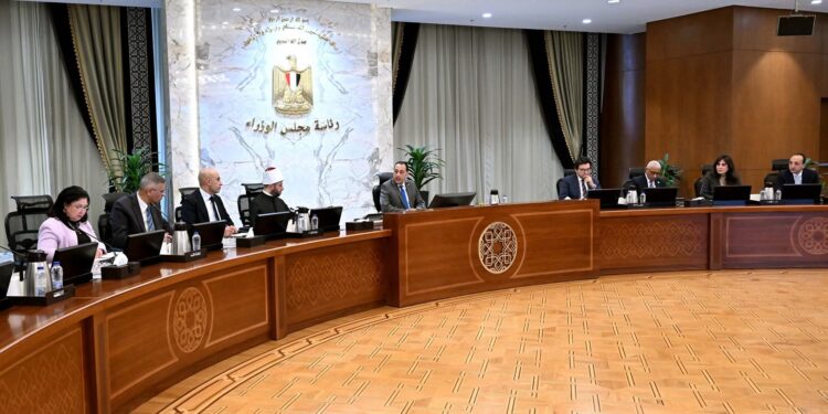 رئيس الوزراء يتابع زيادة الخدمات والأنشطة بالمحافظات الحدودية