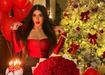 الإعلامية دعاء صلاح تحتفل بشجرة الكريسماس بإطلالة أنيقة بالورود والبالونات