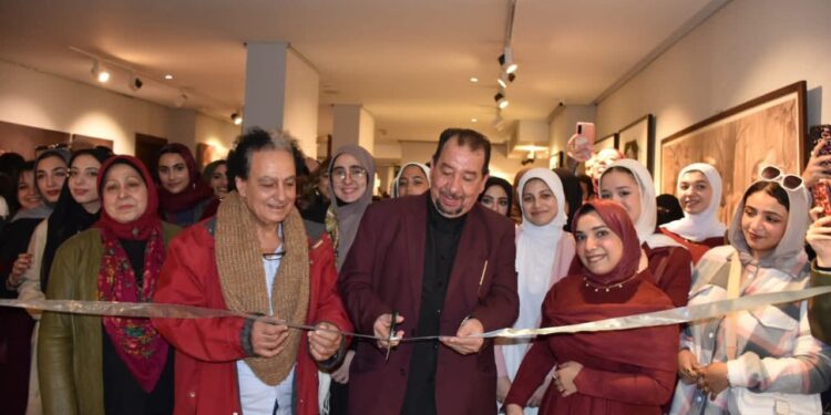 إعلان جوائزه اليوم.. قنديل يفتتح معرض مشاريع طلاب الفنون الجميلة بجاليري ضي المهندسين (صور)