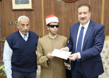 محافظ المنوفية يكرم الطالب عبدالرحمن مهدى ابن قرية طبلوها لحصوله على المركز الأول في المسابقة العالمية للقرآن الكريم