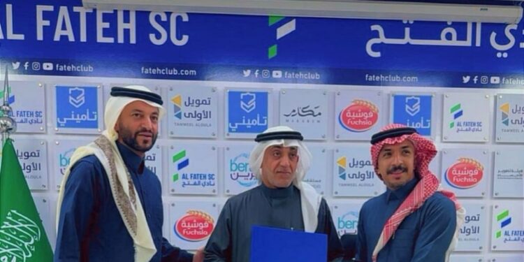 إدارة الإعلام والاتصال بنادي الفتح تكرّم الزميل زهير الغزال تقديرًا لحضوره الدائم للمؤتمرات