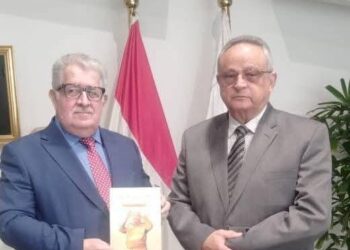 شيركو حبيب يهدي مدير مكتبة الإسكندرية مؤلفاته حول التاريخ الكوردي
