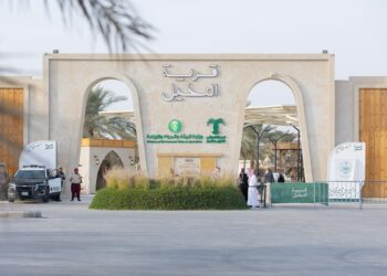 ضمن فعاليات “قرية النخيل” سيدة سعودية تُبدع في تحويل نواة التمر إلى صابون طبيعي وجد إقبالًا  كبيرًا من زوّار القرية