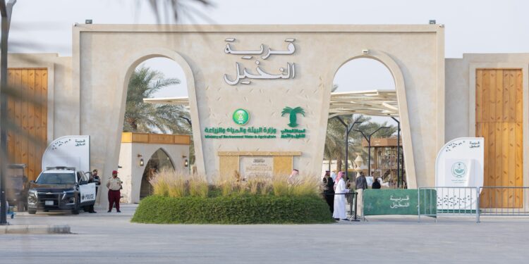 ضمن فعاليات “قرية النخيل” سيدة سعودية تُبدع في تحويل نواة التمر إلى صابون طبيعي وجد إقبالًا  كبيرًا من زوّار القرية