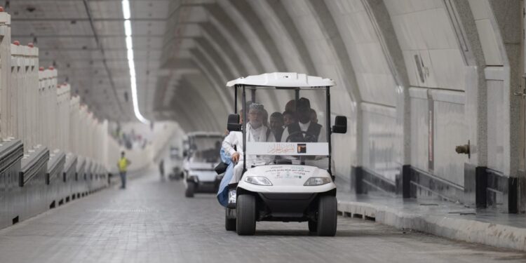 عناية خاصة بكبار السن… مسارات مخصصة وعربات كبيرة تسهّل الوصول إلى المسجد الحرام