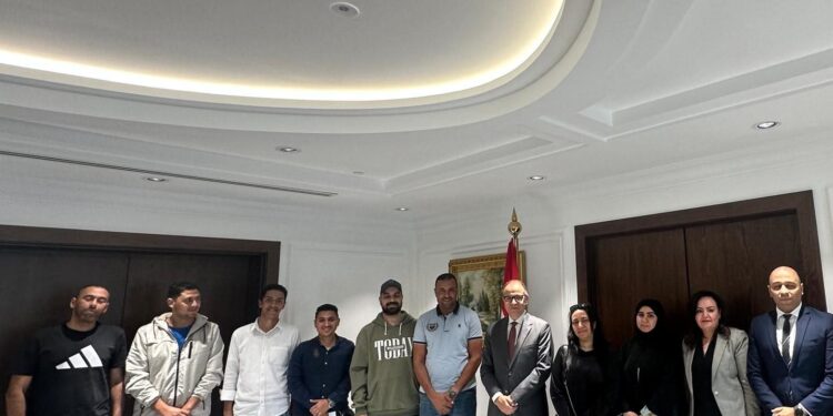 السفير المصري في أبوظبي يلتقي أبناء الجالية لمتابعة أوضاعهم في ظل التطورات الإقليمية