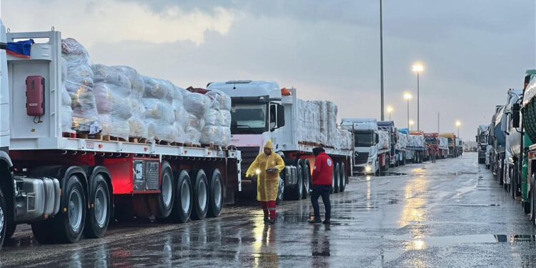 بسبب الطقس السيئ.. الهلال الأحمر المصري يدفع بأكثر من ألفي خيمة ومستلزمات إلى غزة