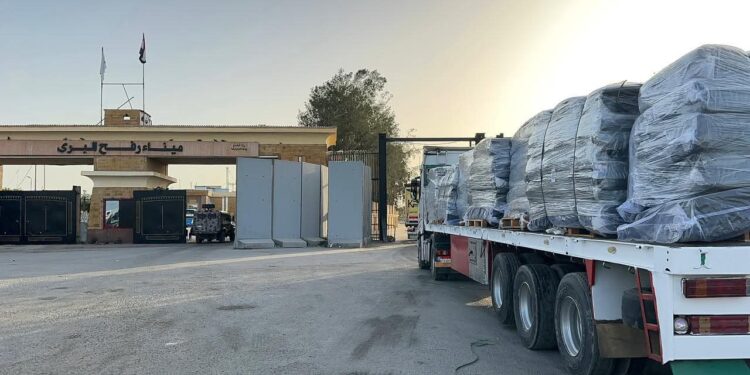 مصر تمد غزة بـ4910 أطنان من المساعدات الإنسانية وتستقبل الدفعة 31 من المصابين