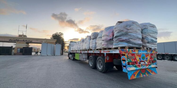 مصر تمد غزة بـ 104 ألف سلة غذائية ضمن قافلة «زاد العزة» الـ 185