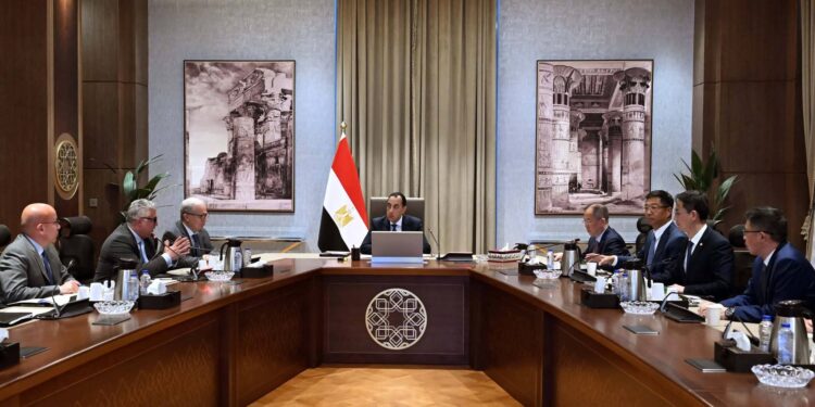 رئيس الوزراء يلتقي رئيس مجلس إدارة شركة “خينان تشهنجفو” الصينية لاستعراض خطة إقامة مصنع ضخم لإنتاج الألومنيوم باستثمارات 2 مليار دولار