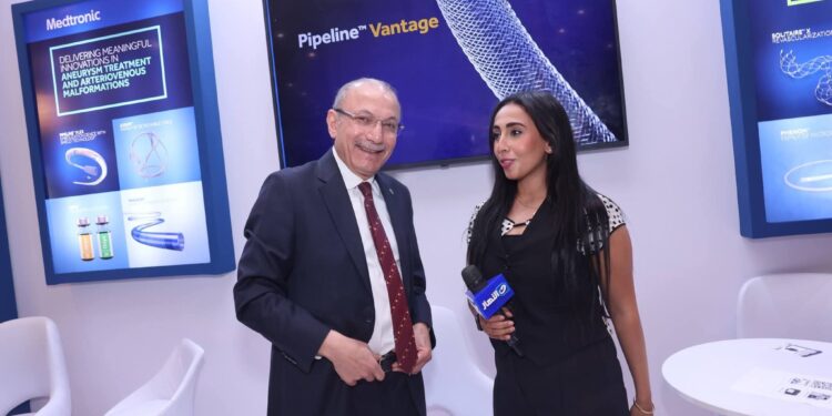 السفير التركي بالقاهرة ونائب وزير الصحة المصري يبحثان دعم مرضى غزة والسودان في مؤتمر طبي دولي