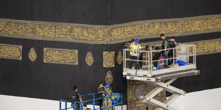 رفع كسوة الكعبة المشرفة ضمن الاستعدادات لموسم حج 1447هـ