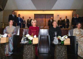 أميرات المملكة المغربية وعقيلة الرئيس الفرنسي يشهدن العرض الافتتاحي للمسرح الملكي في الرباط