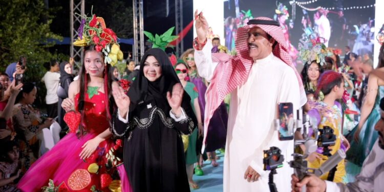 منى المنصوري تحتفي بعام الأسرة عبر مهرجان «هوامير فريجنا» وتدعم رواد الأعمال الصغار