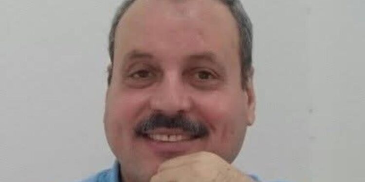 الدكتور محمد الجنايني.. بين سماعة الطبيب وأضواء الكاميرا