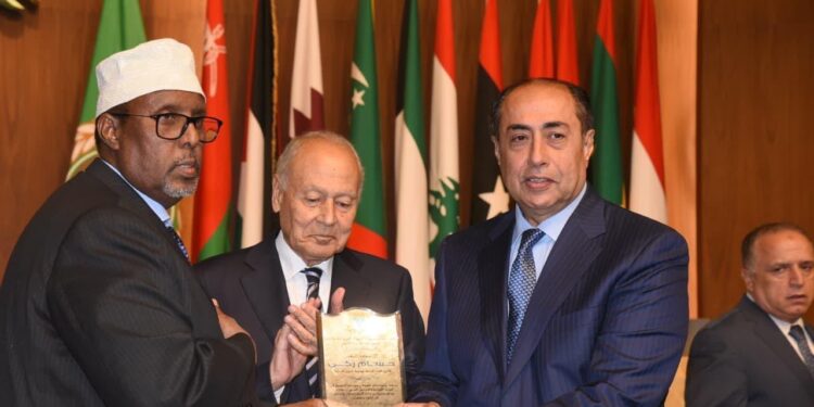 سفير الصومال لدى مصر يشارك في حفل توديع الأمين العام لجامعة الدول العربية والأمين العام المساعد