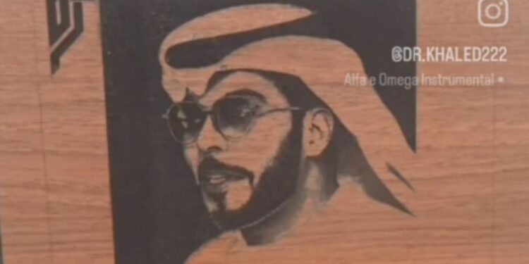 مركز “حرف للتأهيل المهني والعلاج بالفن” يهدي الدكتور خالد السلامي لوحة تذكارية