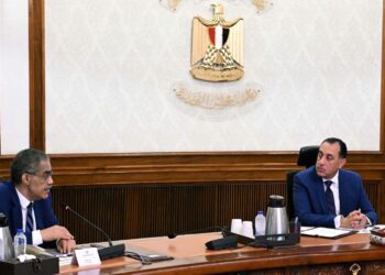 رئيس الوزراء يستعرض مع وزير الدولة للإعلام آليات تنفيذ تكليفات الرئيس السيسى