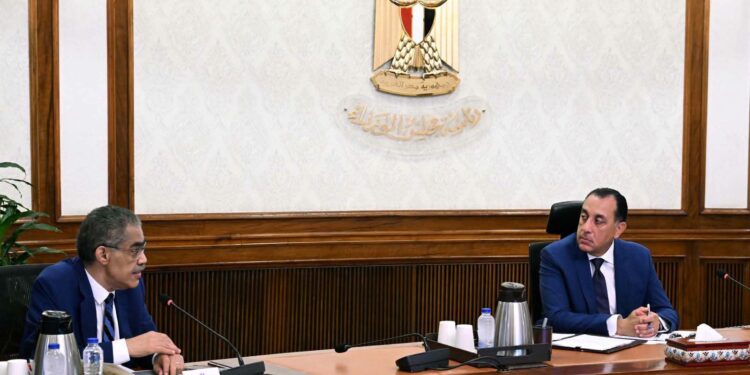 رئيس الوزراء يستعرض مع وزير الدولة للإعلام آليات تنفيذ تكليفات الرئيس السيسى
