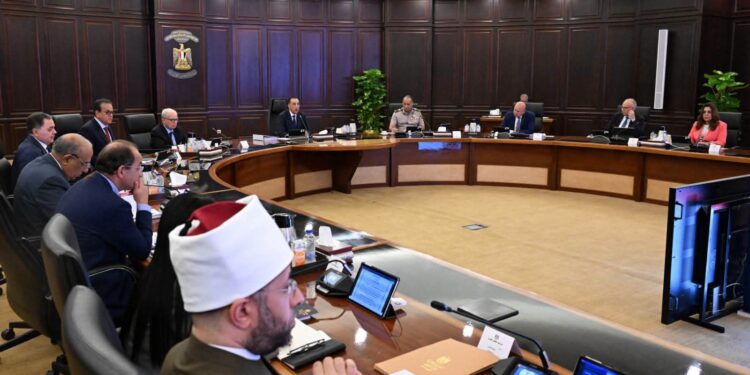 رئيس الوزراء: الحكومة تعمل على زيادة المخزون الاستراتيجي من المواد البترولية المتنوعة ومختلف السلع تنفيذاً لتوجيهات الرئيس السيسى