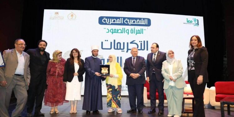 وزير الأوقاف يكرم الدكتورة آمال إسماعيل خلال فعاليات صالون “الشخصية المصرية”
