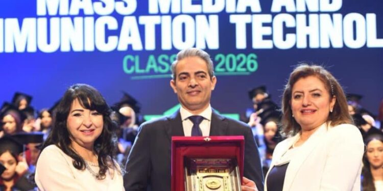 في حفل تخريج دفعة ٢٠٢٦ إعلام.. جامعة مصر تكرم نقيب الإعلاميين لدوره في ضبط المشهد الإعلامي ودعمه لطلاب وخريجي الجامعات