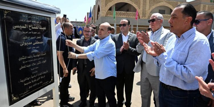 رئيس الوزراء يفتتح مجمع الخدمات الحكومية بقرية سندبسط ضمن مشروعات المبادرة الرئاسية “حياة كريمة”