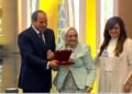 الرئيس السيسي يقبل رأس د. آمال إسماعيل خلال مراسم تكريم  العلماء والمفكرين باحتفالية المولد النبوي