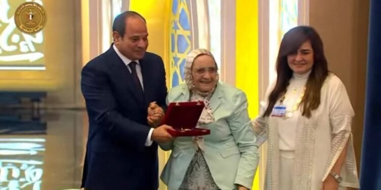 الرئيس السيسي يقبل رأس د. آمال إسماعيل خلال مراسم تكريم  العلماء والمفكرين باحتفالية المولد النبوي