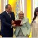 الرئيس السيسي يقبل رأس د. آمال إسماعيل خلال مراسم تكريم  العلماء والمفكرين باحتفالية المولد النبوي