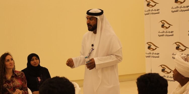 محمد العامري يستعرض تجربته في الإخراج المسرحي ضمن دورة عناصر العرض المسرحي