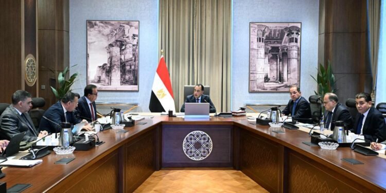 رئيس الوزراء يتابع توافر الأدوية والمستلزمات الطبية بمختلف المستشفيات