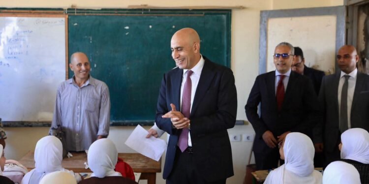 مع انطلاقة أول أيام العام الدراسي الجديد..وزير التربية والتعليم يتفقد عددا من مدارس محافظة كفر الشيخ ويتابع جاهزية الفصول