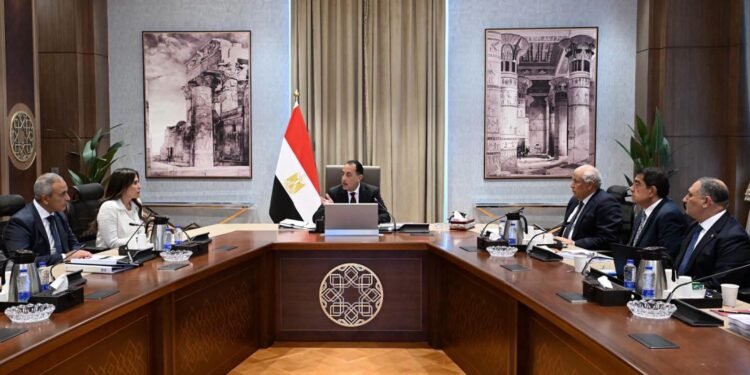رئيس الوزراء يتابع جهود تنمية وتطوير الساحل الشمالي الغربي