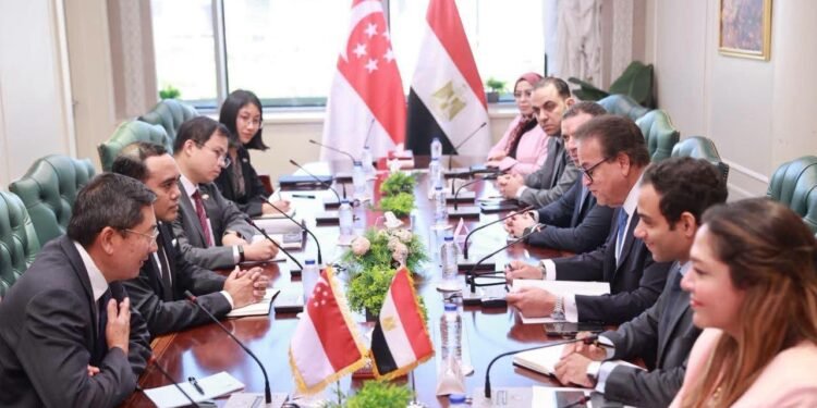 وزير الصحة يستقبل وزير الدولة لوزارتي الداخلية والخارجية بسنغافورة لوضع خطة تستهدف تقديم المساعدات الإنسانية لقطاع غزة
