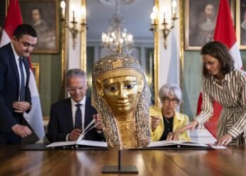 مصر تنجح في استرداد قناع ذهبي أثري من سويسرا