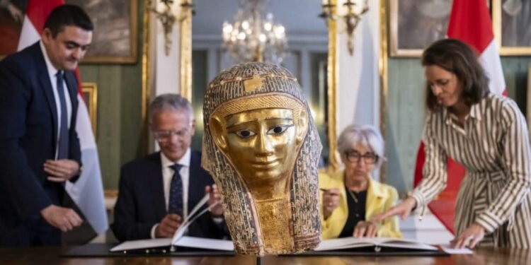 مصر تنجح في استرداد قناع ذهبي أثري من سويسرا