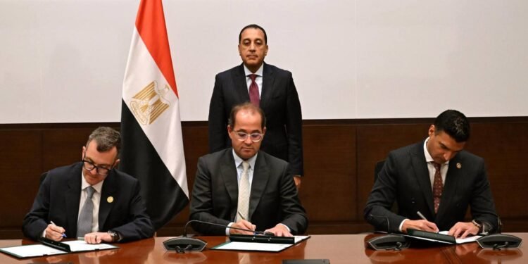 رئيس الوزراء يشهد توقيع اتفاقية تسوية المديونية التاريخية المستحقة لبنك الاستثمار القومي لدى الهيئة العامة لتنفيذ المشروعات الصناعية والتعدينية البالغة 102.75 مليار جنيه