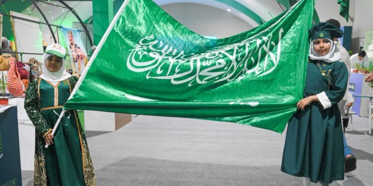 الأهازيج الوطنية والمسرح التفاعلي يجذبان زوار اليوم الوطني في الرامس