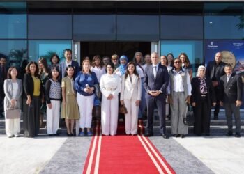 مصر للطيران تستقبل زوجات الدبلوماسيين الأجانب وتستعرض أحدث إمكاناتها العالمية