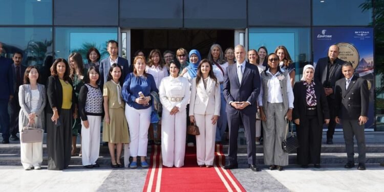 مصر للطيران تستقبل زوجات الدبلوماسيين الأجانب وتستعرض أحدث إمكاناتها العالمية