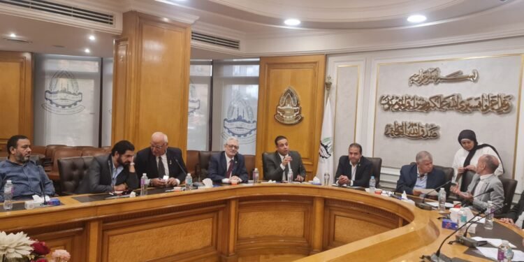 شعبة حماية البيئة بالغرفة التجارية للقاهرة تبحث مع وزارة العمل و«التأمينات» معوقات عمل الشركات