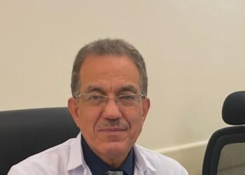 د. صبري زيادة استشاري جراحة العظام بمستشفيات الحمادي.. يجيب على التساؤل.. ‏هل يجب علاج  تبسط  القدم على الأطفال مبكرا ولماذا؟
